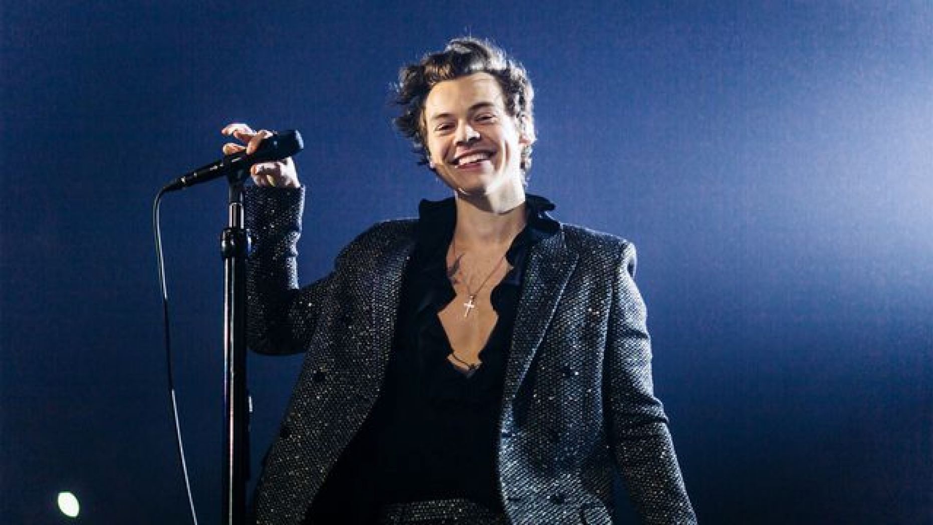 Nos veremos pronto": Harry Styles pospone todos sus conciertos hasta 2021 -  Salta 4400